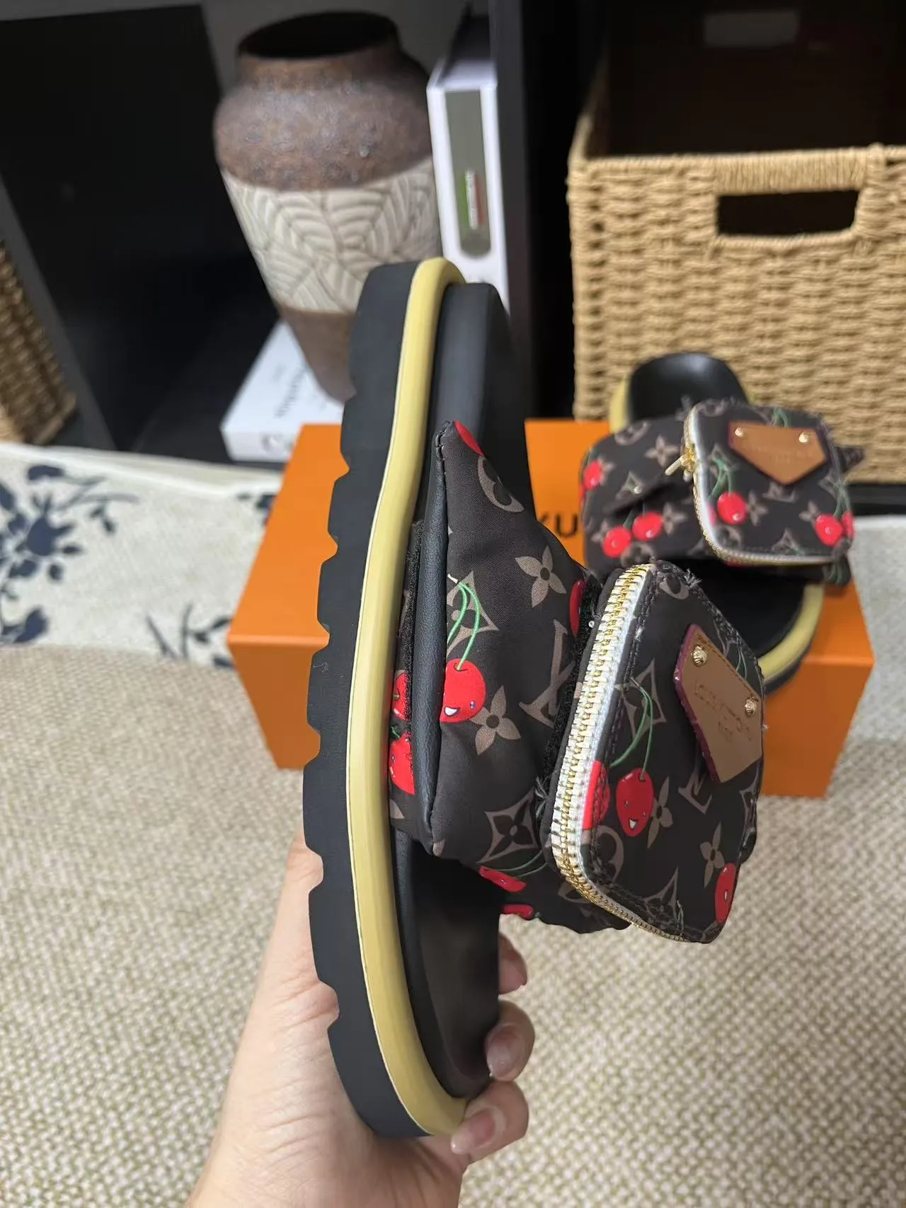 P380 yuan LV Louis Vuitton Full of high-end feel! A popular model among bloggers at home and abroad, it’s retro and fashionable, and looks stunning on your feet! Mainly recommended model on the official website★ ━━━━━ ЅᏇєєt ━━━━━ ▪️Upper: original calfskin ➕5D printing process ▪️Inner: imported mixed sheepskin ▪️Outsole: original molded foam outsole ▪️Size: Female 35-40 Men's 39-44 (women's 41 men's 45)